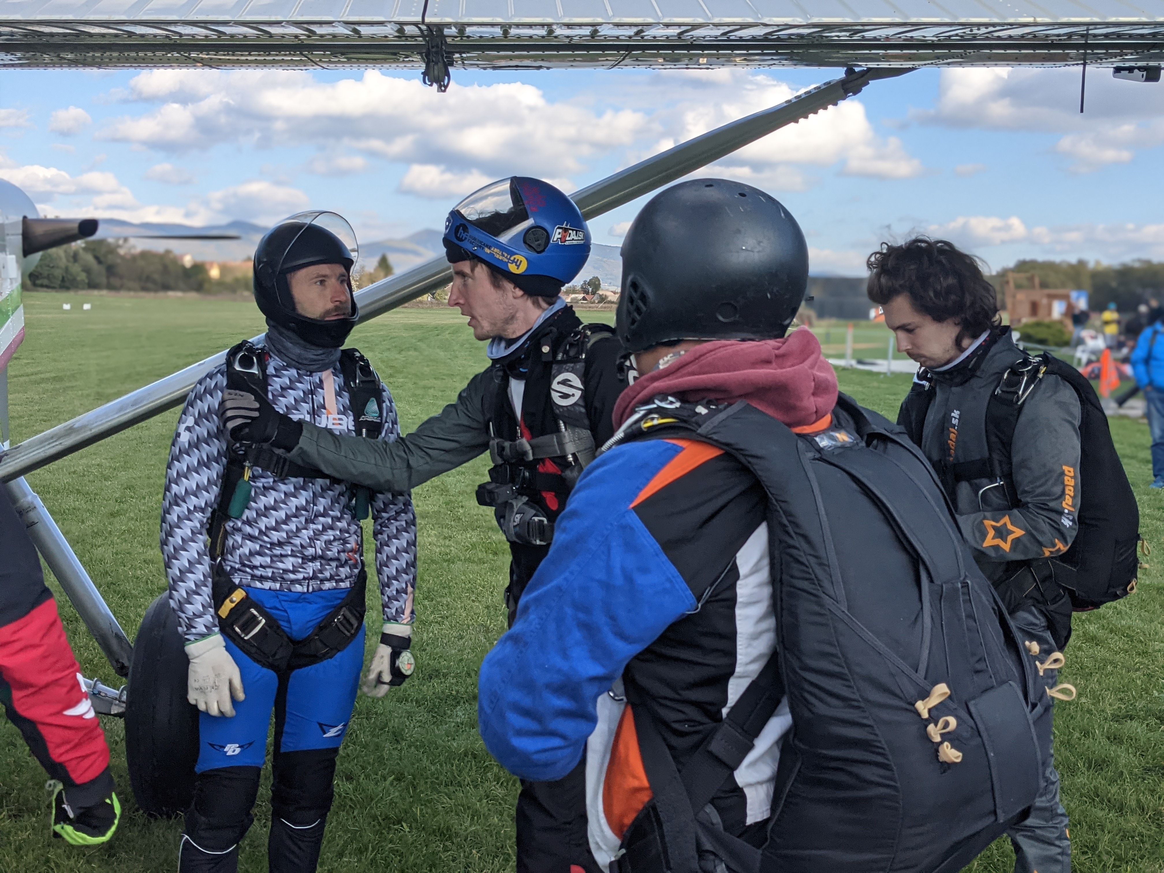 Priebeh parašutistického dňa na letisku